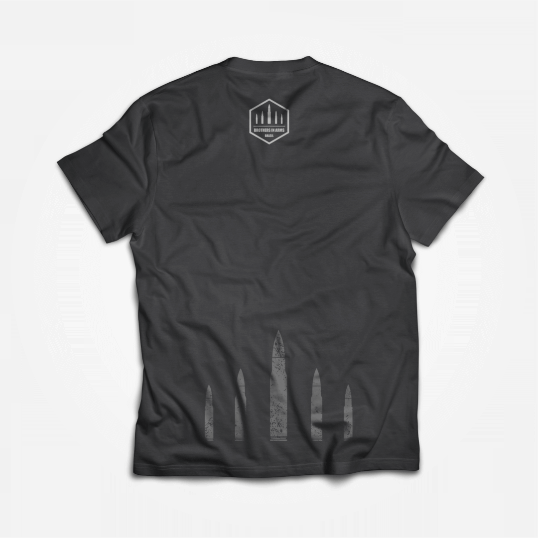 CAMISETAS BROTHERS IN ARMS GUNS AND COFFE PRETA. - Imagem 2