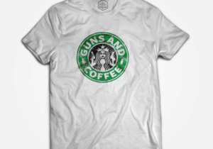 CAMISETA BROTHERS IN ARMS GUNS AND COFFE BRANCA.