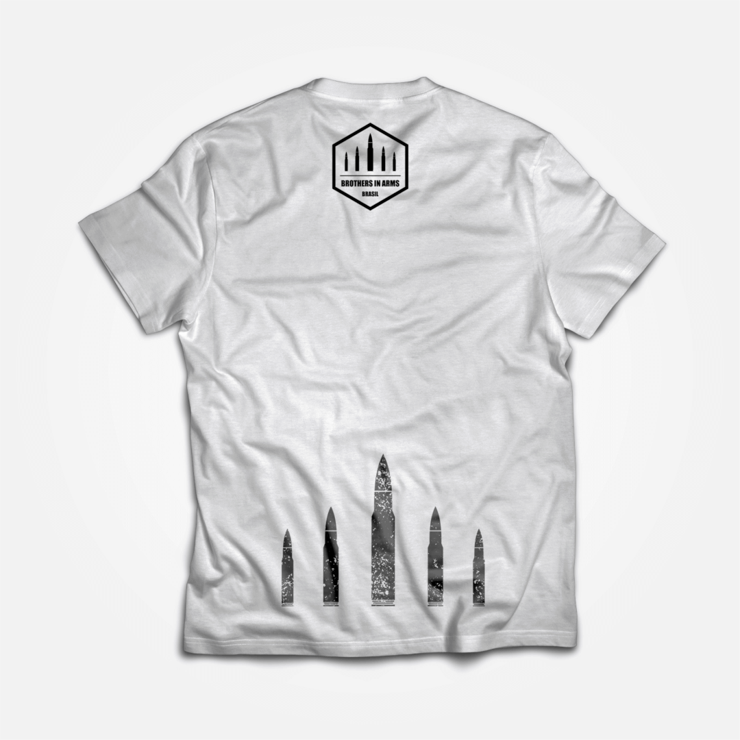 CAMISETA BROTHERS IN ARMS GUNS AND COFFE BRANCA. - Imagem 2